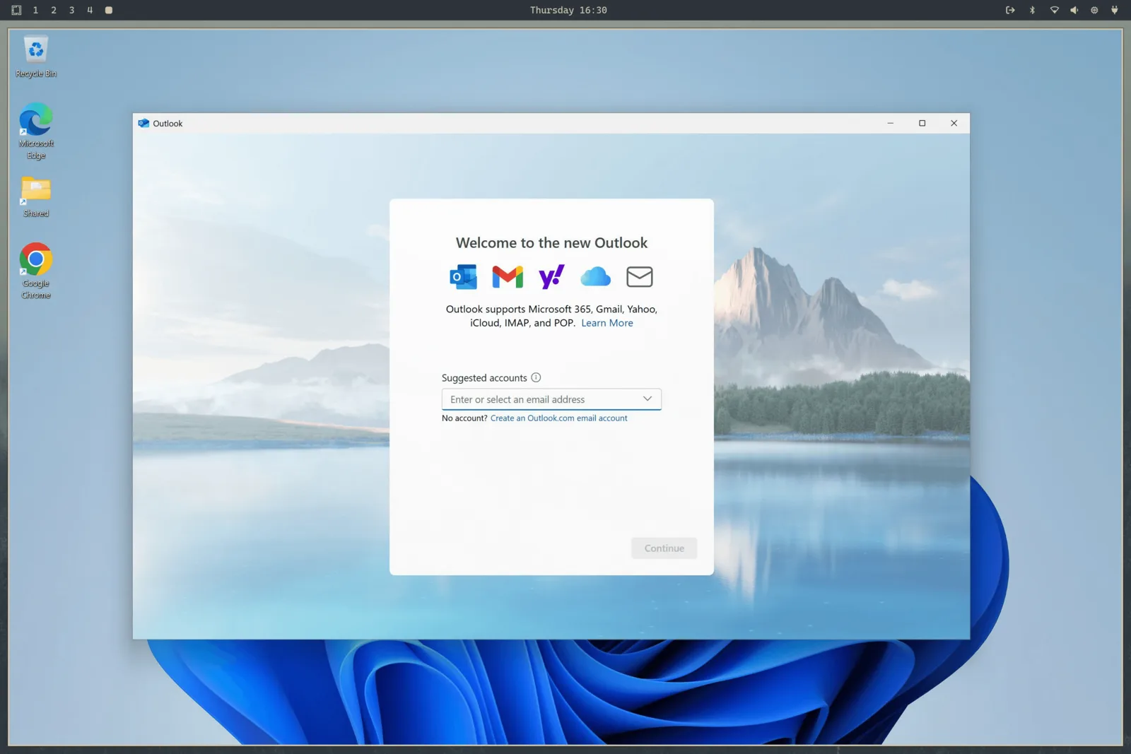 Windows 11 rulând Outlook în Omarchy, cu bara desktopului Omarchy vizibilă deasupra